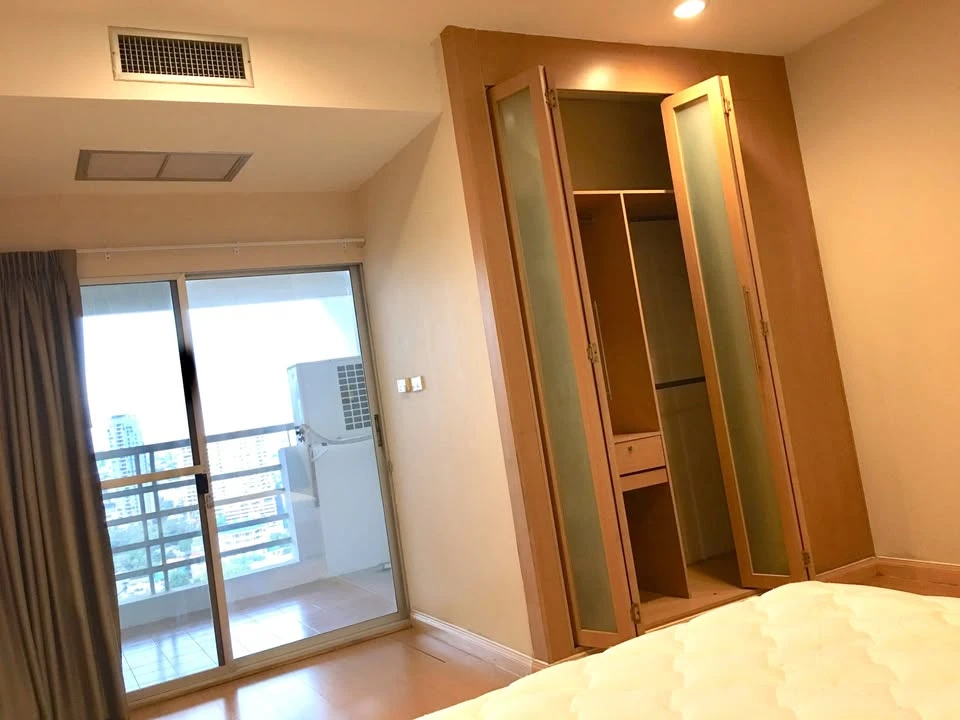For rent: Waterford Diamond Sukhumvit 30/1. High floor unit with excellent ventilation. Fully furnished and equipped with all appliances. Book now!