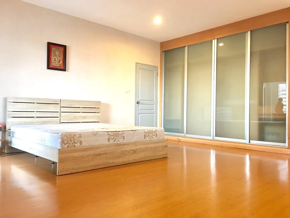 For rent: Waterford Diamond Sukhumvit 30/1. High floor unit with excellent ventilation. Fully furnished and equipped with all appliances. Book now!