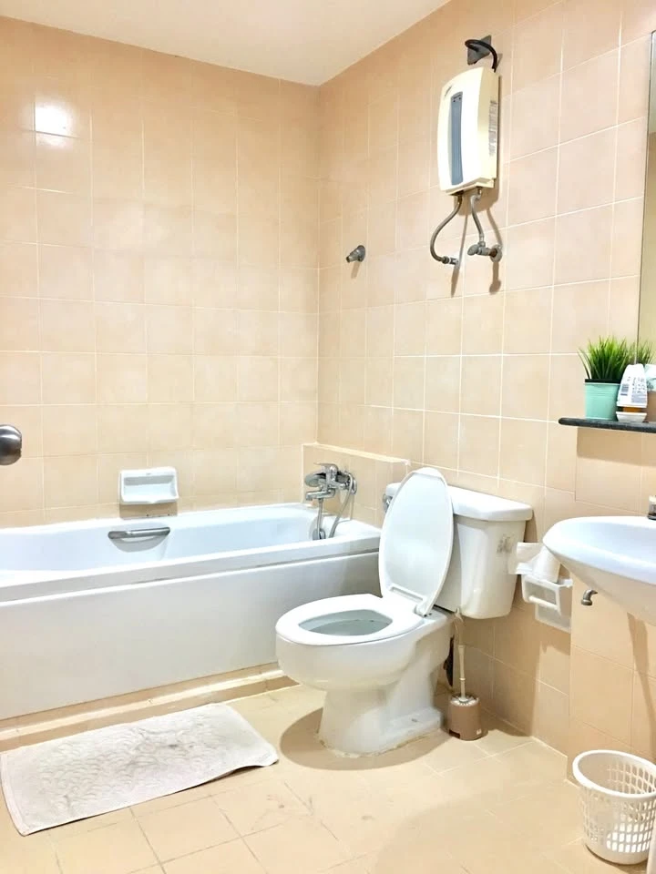 For rent: Waterford Diamond Sukhumvit 30/1. High floor unit with excellent ventilation. Fully furnished and equipped with all appliances. Book now!