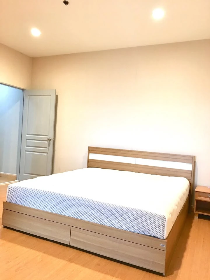 For rent: Waterford Diamond Sukhumvit 30/1. High floor unit with excellent ventilation. Fully furnished and equipped with all appliances. Book now!