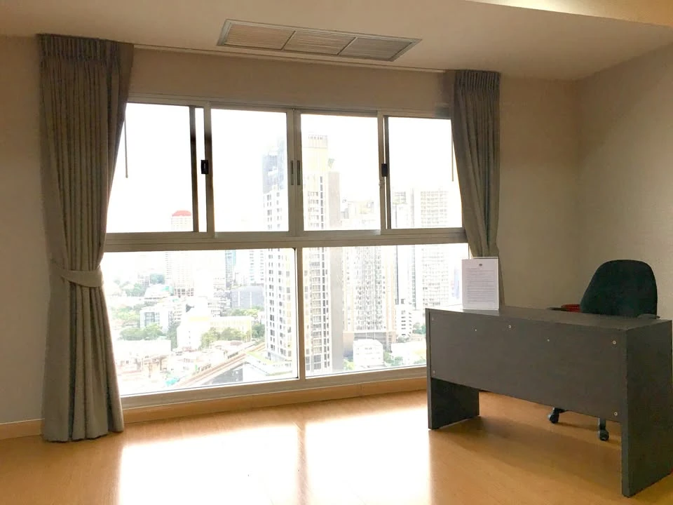 For rent: Waterford Diamond Sukhumvit 30/1. High floor unit with excellent ventilation. Fully furnished and equipped with all appliances. Book now!