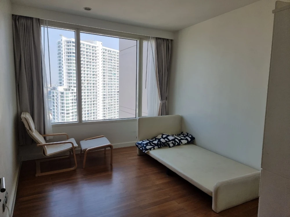 For rent: Watermark Chaophraya River, 2 bedrooms, spacious living area, prime location, stunning unblocked views. Book now!