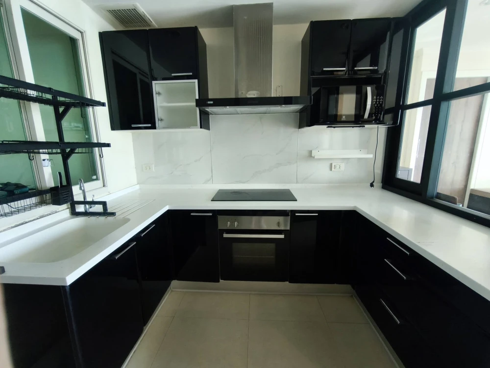 Watermark Chaophraya River condo for rent. High floor, spacious and comfortable with full amenities. Book now!