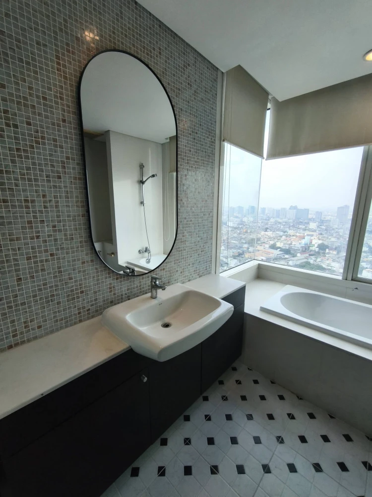 Watermark Chaophraya River condo for rent. High floor, spacious and comfortable with full amenities. Book now!