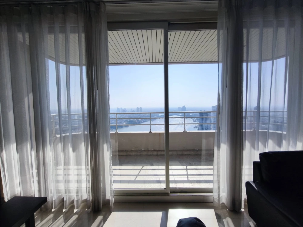 Watermark Chaophraya River condo for rent. High floor, spacious and comfortable with full amenities. Book now!