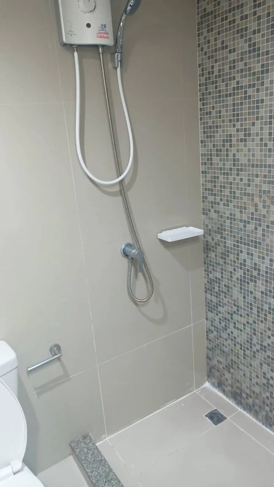 WE Condo for rent, nice room on the 8th floor, fully furnished. Don't miss out!