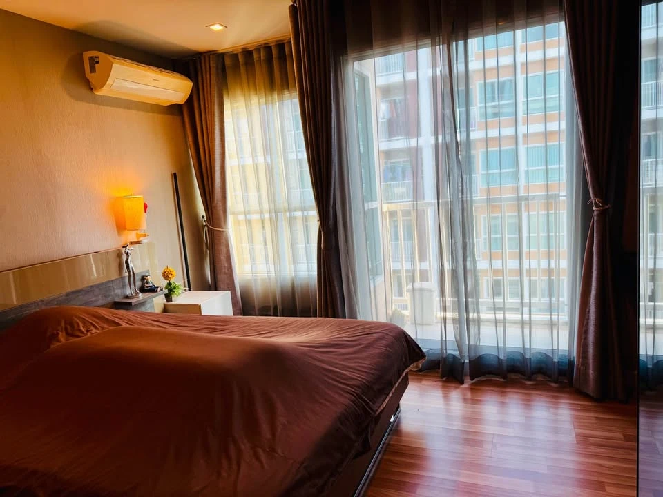 WE Condo for rent. Ready to move in, fully furnished, spacious and comfortable. Book now, don't miss out!!!