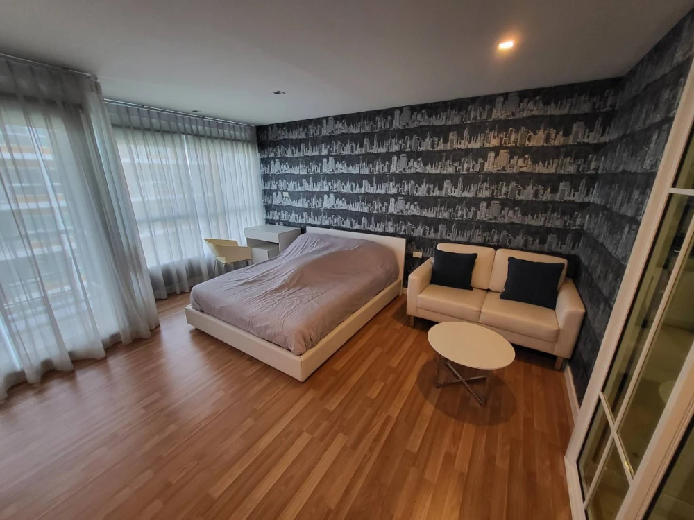 We Condo for rent, corner room with privacy, well-separated rooms, great value, you can't miss it!
