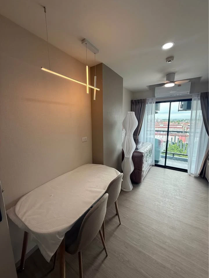 For rent: Wela Ramkhamhaeng 186, corner room, not crowded, decorated in a minimalist style, comes with complete furniture, don't miss it.