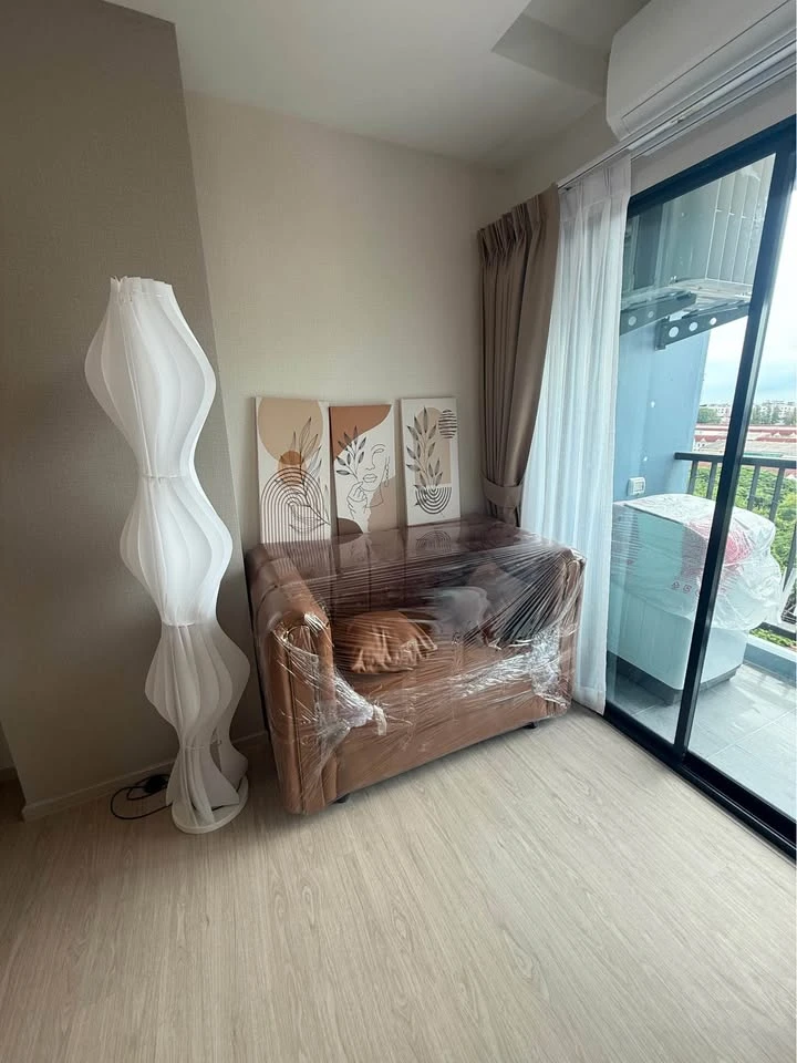 For rent: Wela Ramkhamhaeng 186, corner room, not crowded, decorated in a minimalist style, comes with complete furniture, don't miss it.