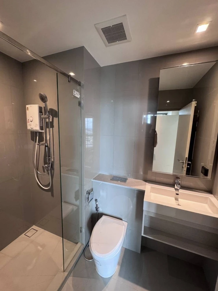 Condo for rent: Whizdom Station Ratchada-Thapra, next to the BTS, very high floor, wallpapered throughout the room, don't miss out!