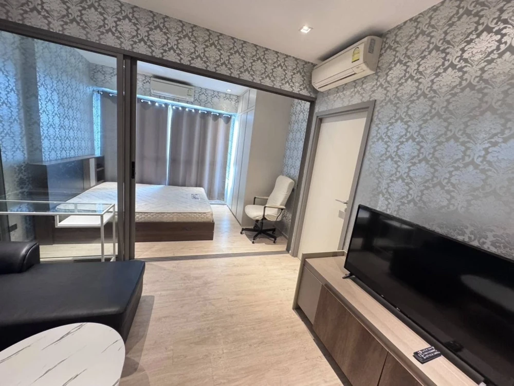 Condo for rent: Whizdom Station Ratchada-Thapra, next to the BTS, very high floor, wallpapered throughout the room, don't miss out!