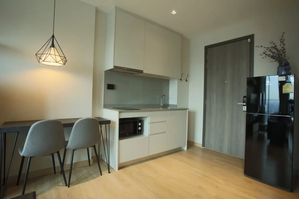 Whizdom Station Ratchada-Thapra condo for rent. Ready to move in, fully furnished with appliances. Book now, don't miss out!