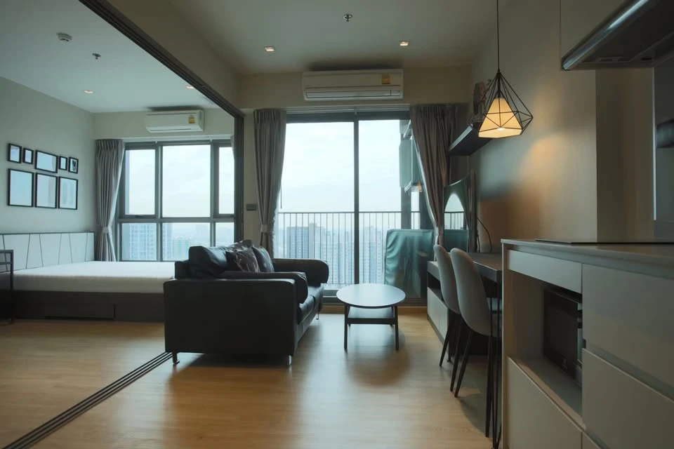 Whizdom Station Ratchada-Thapra condo for rent. Ready to move in, fully furnished with appliances. Book now, don't miss out!