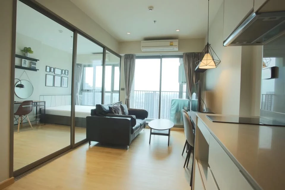 Whizdom Station Ratchada-Thapra condo for rent. Ready to move in, fully furnished with appliances. Book now, don't miss out!