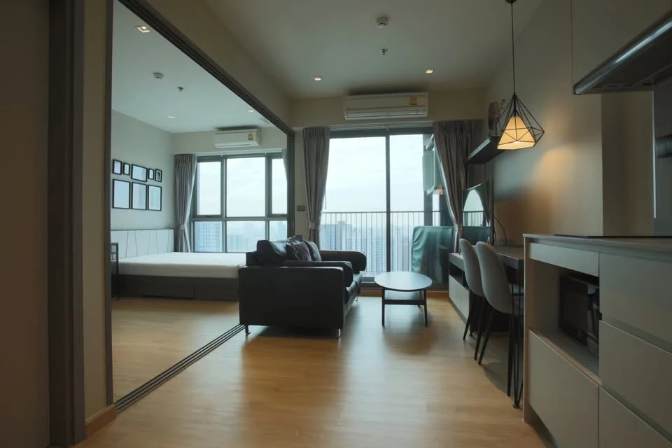 Whizdom Station Ratchada-Thapra condo for rent. Ready to move in, fully furnished with appliances. Book now, don't miss out!