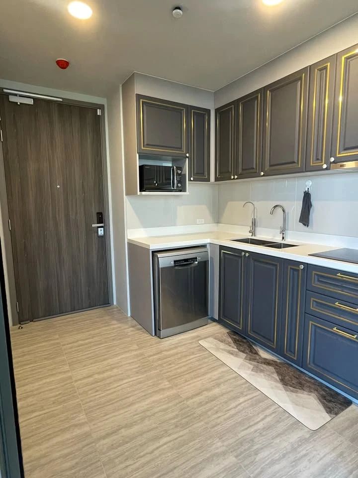 Whizdom The Forestias (Destinia) for rent, very spacious room, beautifully decorated with built-ins throughout the room, with gorgeous marble. Don't m