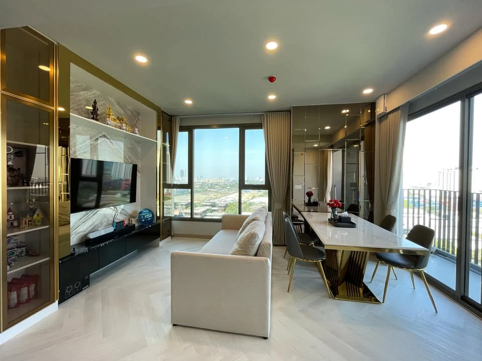 Whizdom The Forestias (Destinia) for rent, very spacious room, beautifully decorated with built-ins throughout the room, with gorgeous marble. Don't m