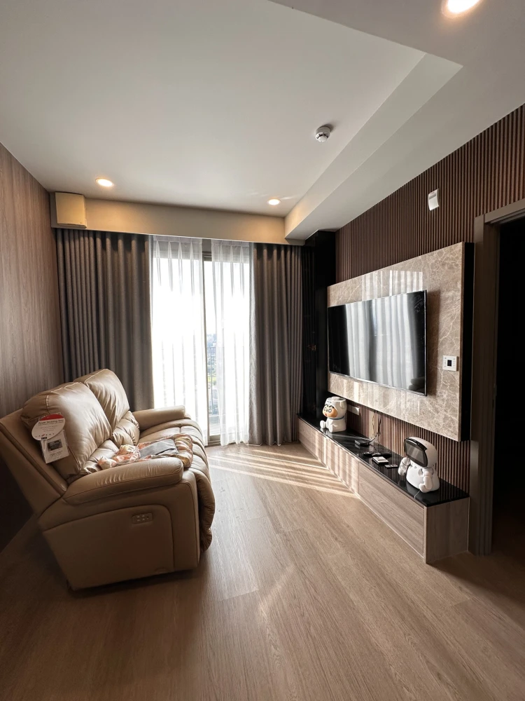 For rent: Whizdom The Forestias, high floor unit, fully furnished. Book now!