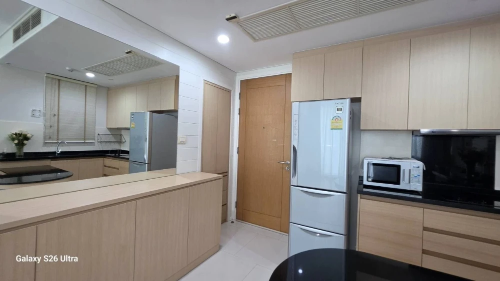 For rent: Wind Sukhumvit 23, 7th floor. Peaceful and private atmosphere, well-designed layout, bright and airy, comfortable living. Don't miss out!