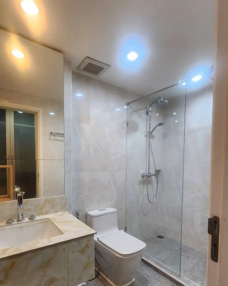 For rent: Wind Sukhumvit 23, 7th floor. Peaceful and private atmosphere, well-designed layout, bright and airy, comfortable living. Don't miss out!