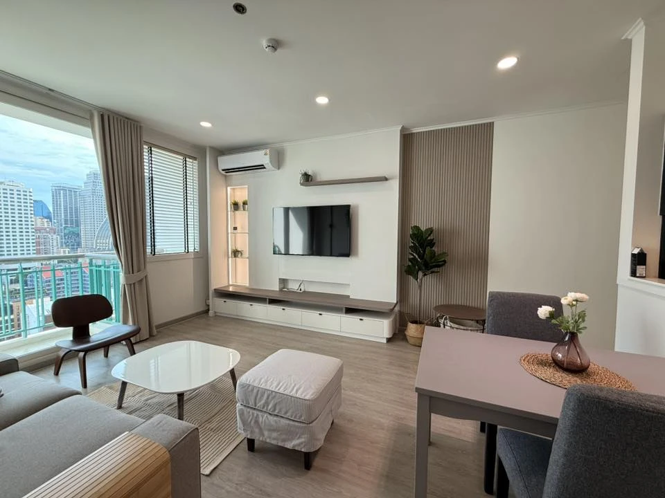 For rent: Wind Sukhumvit 23, ready to move in, high floor, spacious room, reserve now.