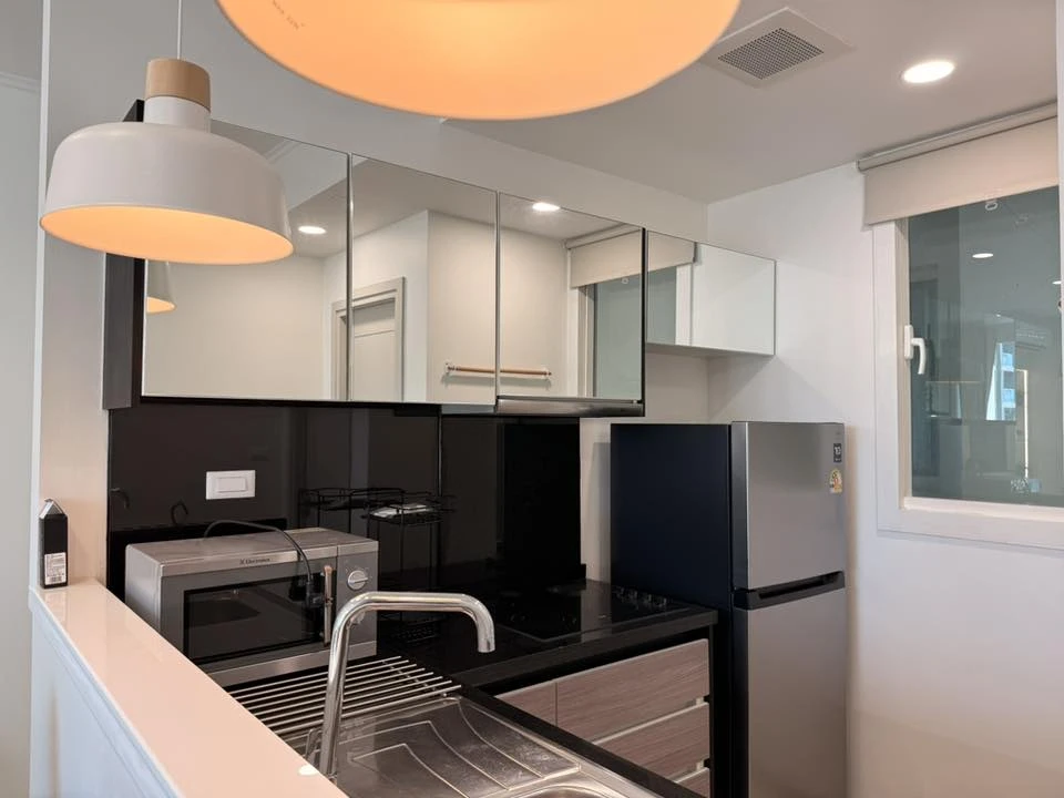 For rent: Wind Sukhumvit 23, ready to move in, high floor, spacious room, reserve now.