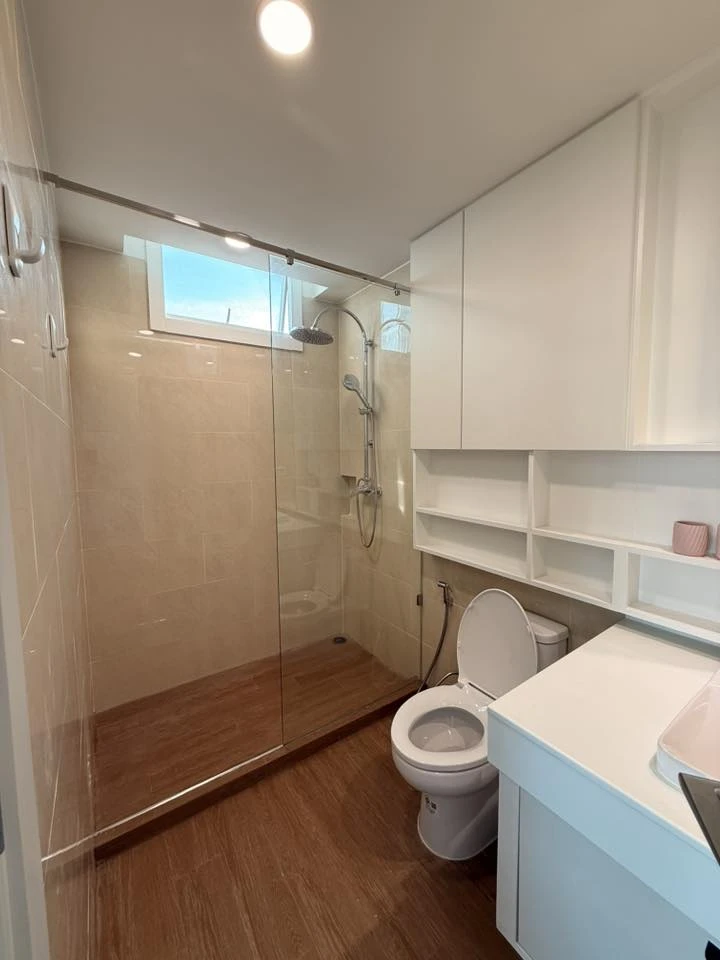 For rent: Wind Sukhumvit 23, ready to move in, high floor, spacious room, reserve now.