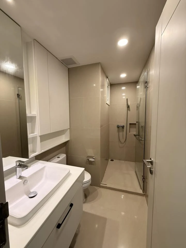 For rent: Wind Sukhumvit 23, ready to move in, high floor, spacious room, reserve now.