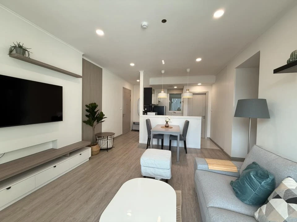 For rent: Wind Sukhumvit 23, ready to move in, high floor, spacious room, reserve now.