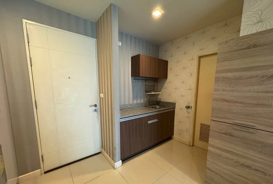 For rent: Wish @ Samyan, north-facing balcony, beautifully wallpapered, with excellent built-in furniture. Don't miss out!