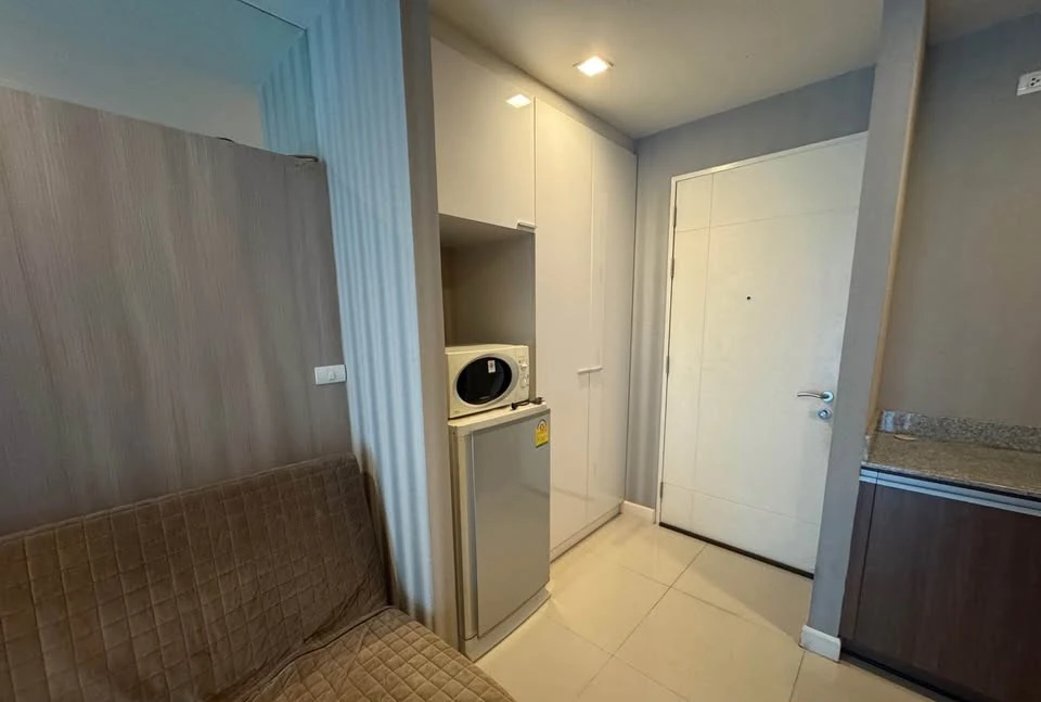 For rent: Wish @ Samyan, north-facing balcony, beautifully wallpapered, with excellent built-in furniture. Don't miss out!