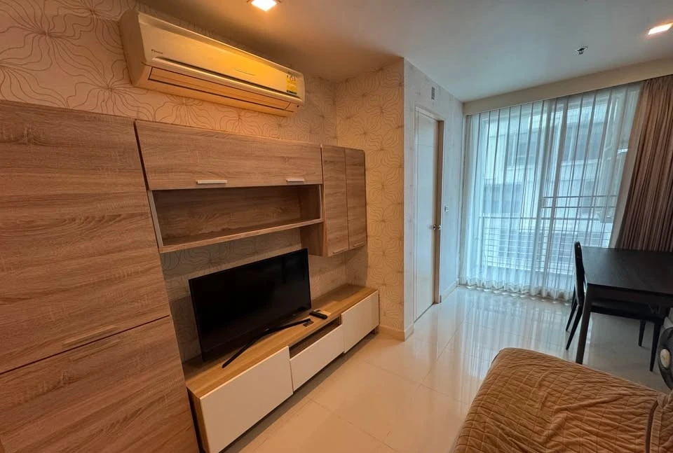 For rent: Wish @ Samyan, north-facing balcony, beautifully wallpapered, with excellent built-in furniture. Don't miss out!