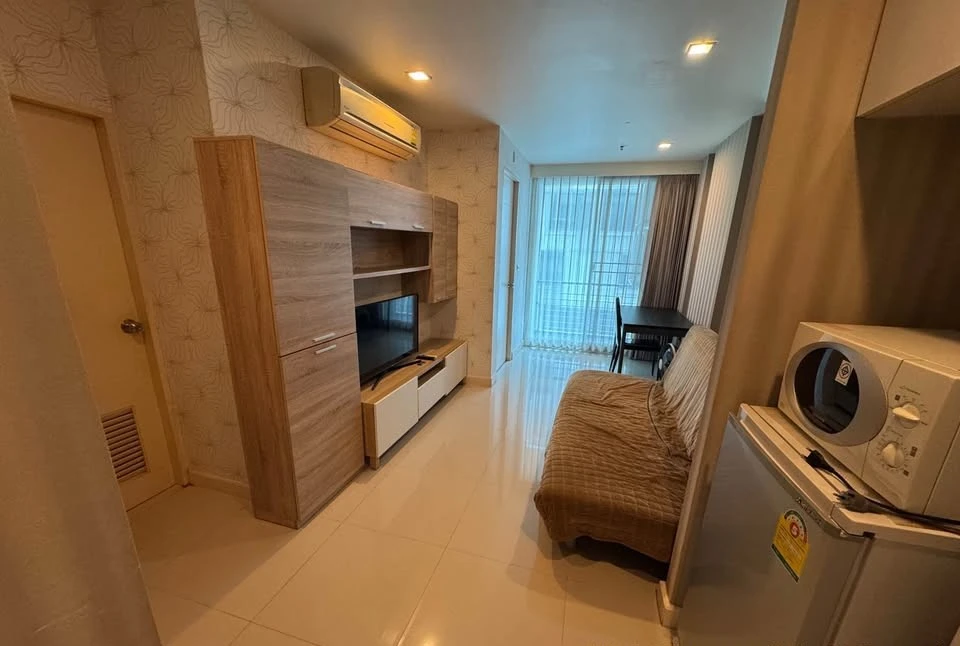 For rent: Wish @ Samyan, north-facing balcony, beautifully wallpapered, with excellent built-in furniture. Don't miss out!