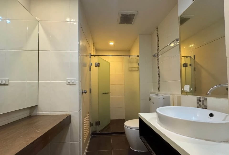 For rent: Wish @ Samyan, north-facing balcony, beautifully wallpapered, with excellent built-in furniture. Don't miss out!