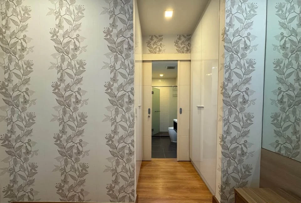 For rent: Wish @ Samyan, north-facing balcony, beautifully wallpapered, with excellent built-in furniture. Don't miss out!