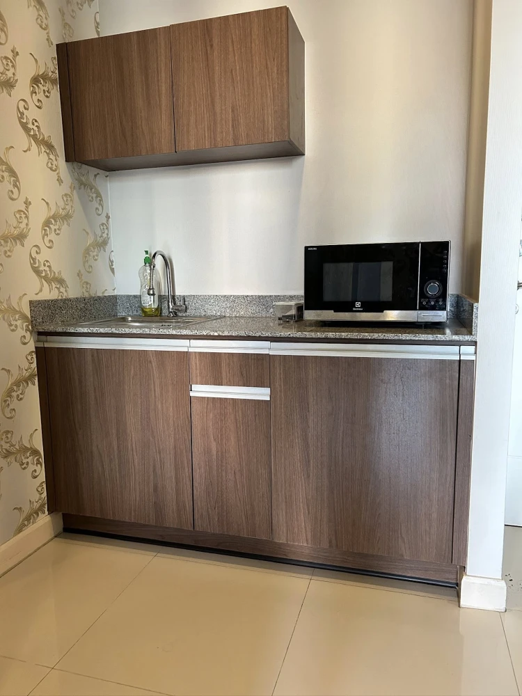 For rent: Wish @ Samyan, 1 bedroom unit with a large bed, premium mattress, and built-in wardrobe – plenty of storage. Don't miss out!