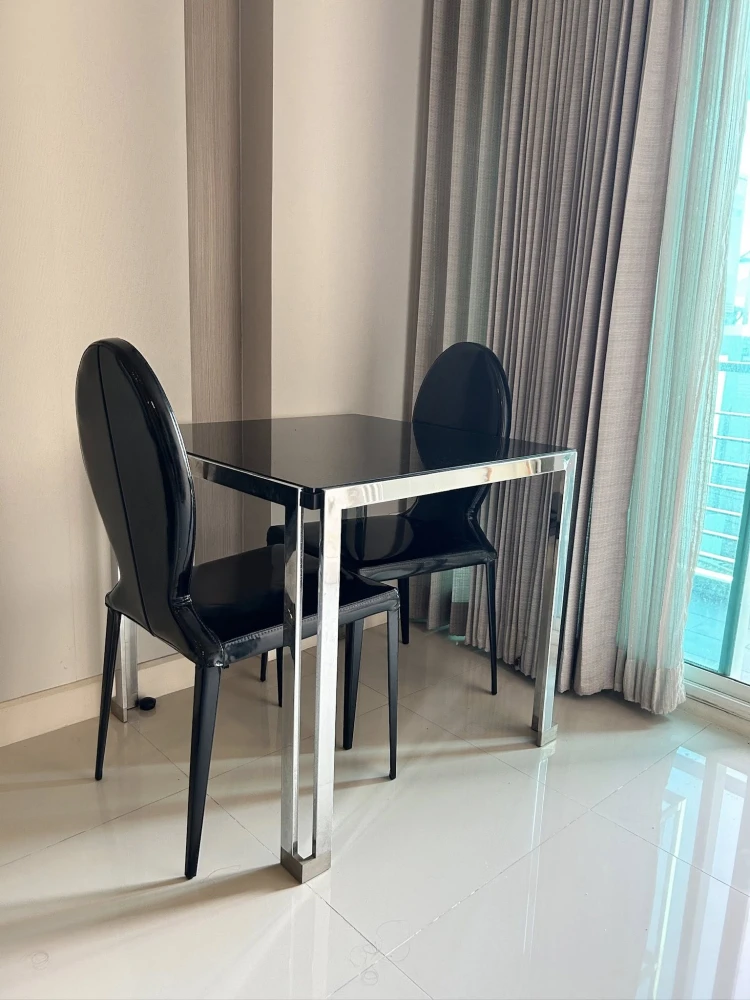 For rent: Wish @ Samyan, 1 bedroom unit with a large bed, premium mattress, and built-in wardrobe – plenty of storage. Don't miss out!