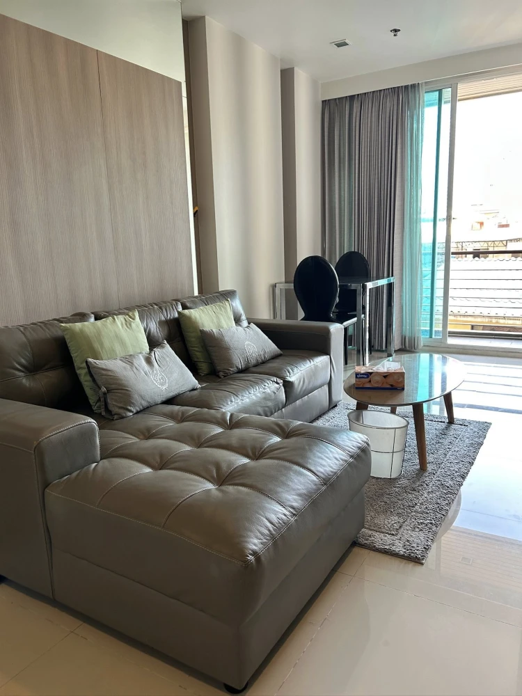 For rent: Wish @ Samyan, 1 bedroom unit with a large bed, premium mattress, and built-in wardrobe – plenty of storage. Don't miss out!