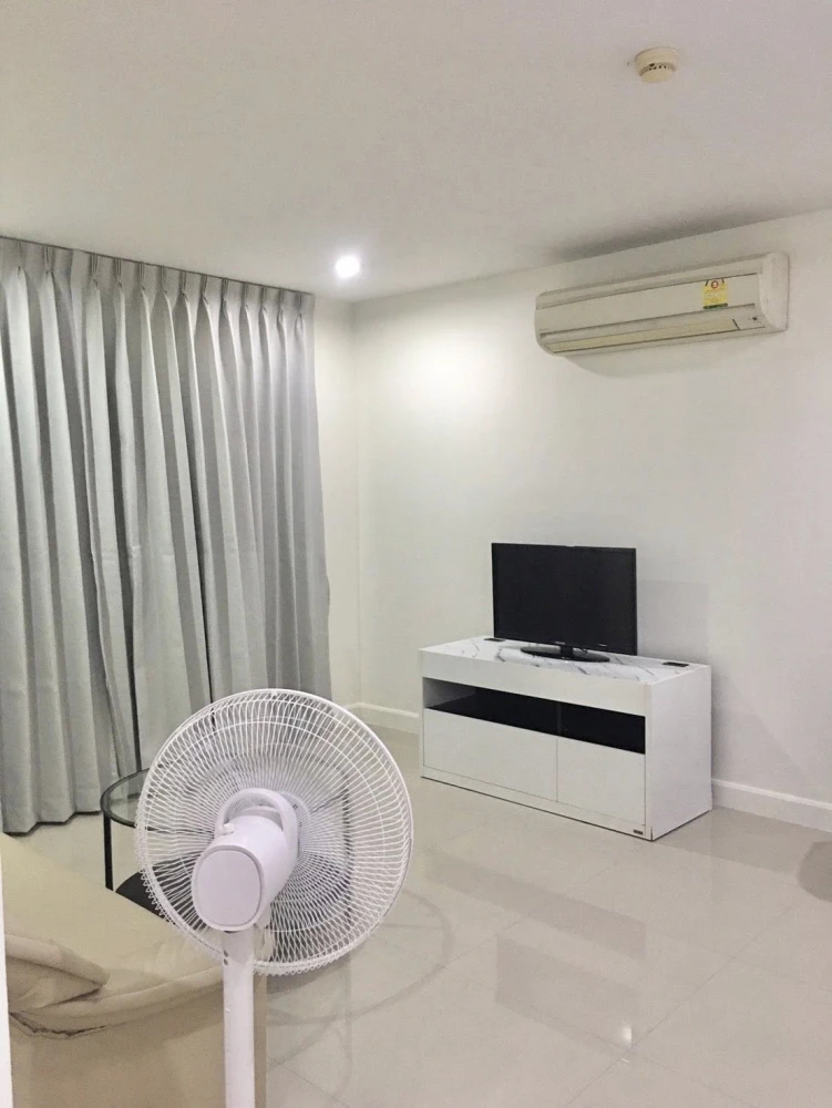 For rent: Wish @ Siam, spacious 42 sq m room, comfortable and not cramped, fully furnished. Don't miss out!