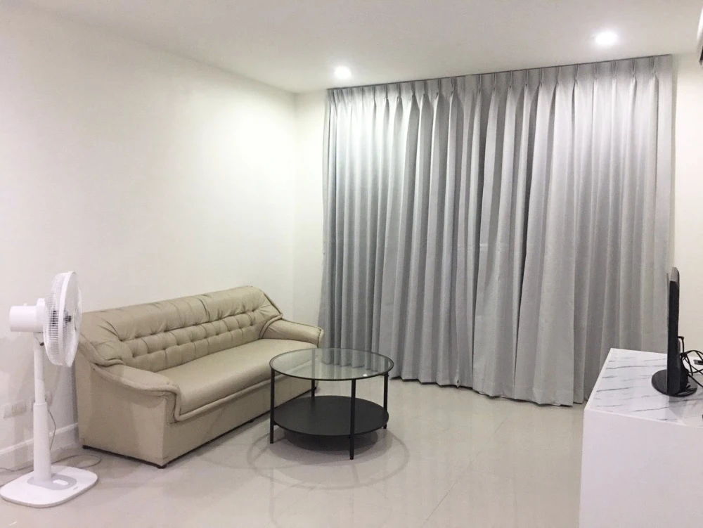 For rent: Wish @ Siam, spacious 42 sq m room, comfortable and not cramped, fully furnished. Don't miss out!