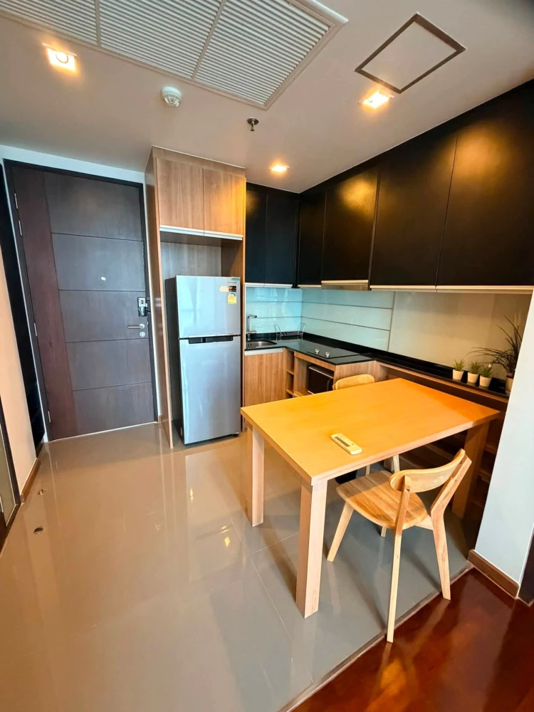 For rent: Wish Signature Midtown Siam. Private elevator, spacious room, fully furnished with appliances. Don't miss out!