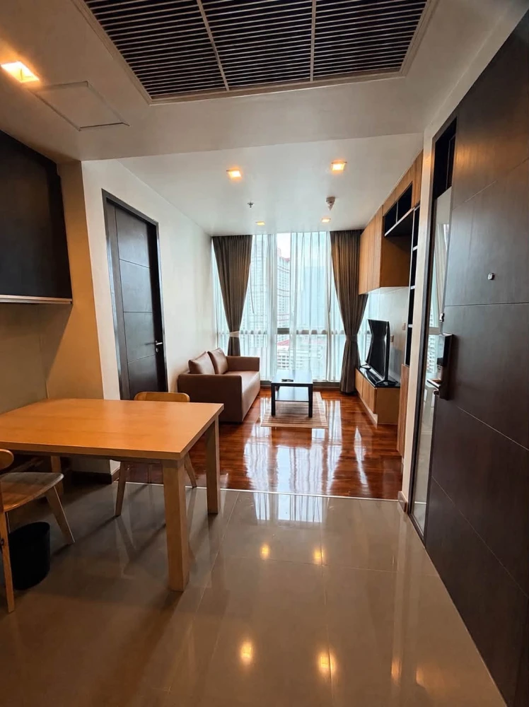 For rent: Wish Signature Midtown Siam. Private elevator, spacious room, fully furnished with appliances. Don't miss out!