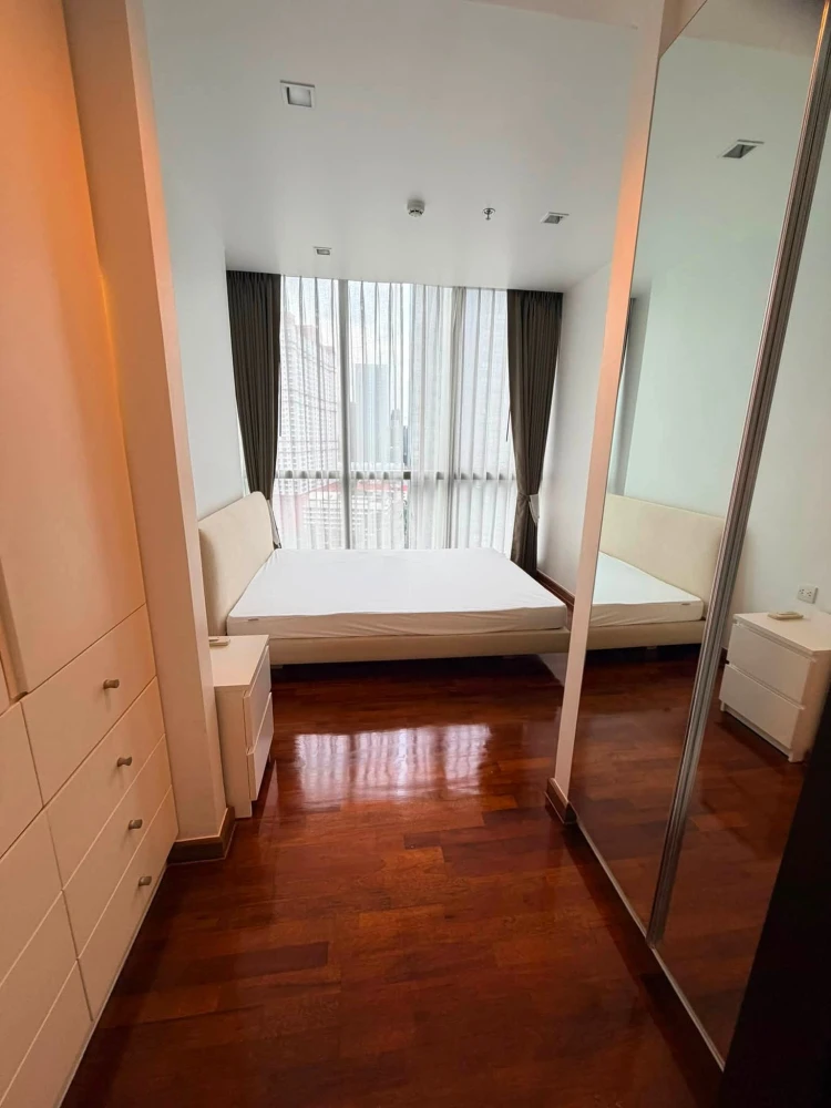 For rent: Wish Signature Midtown Siam. Private elevator, spacious room, fully furnished with appliances. Don't miss out!
