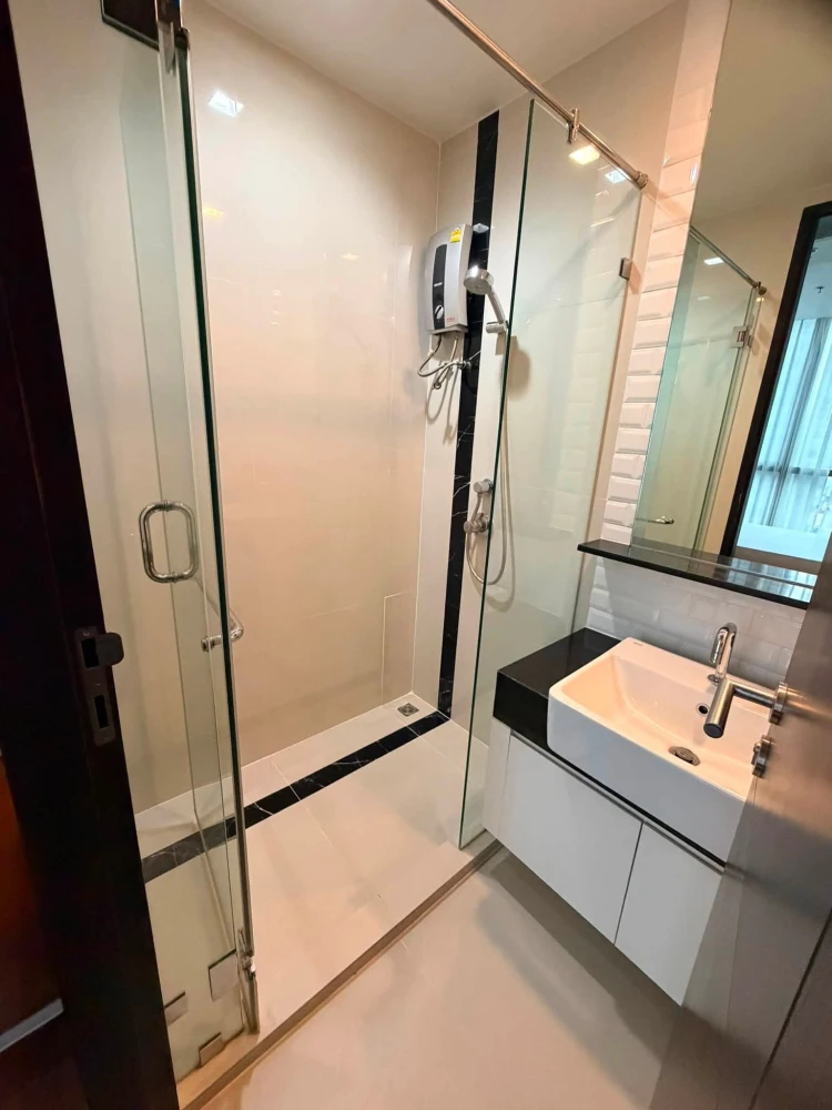 For rent: Wish Signature Midtown Siam. Private elevator, spacious room, fully furnished with appliances. Don't miss out!