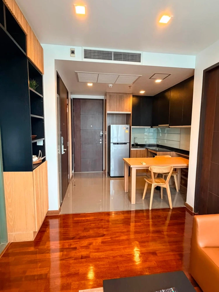 For rent: Wish Signature Midtown Siam. Private elevator, spacious room, fully furnished with appliances. Don't miss out!