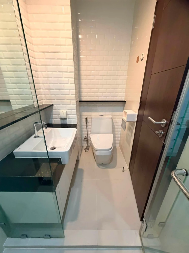 For rent: Wish Signature Midtown Siam. Private elevator, spacious room, fully furnished with appliances. Don't miss out!