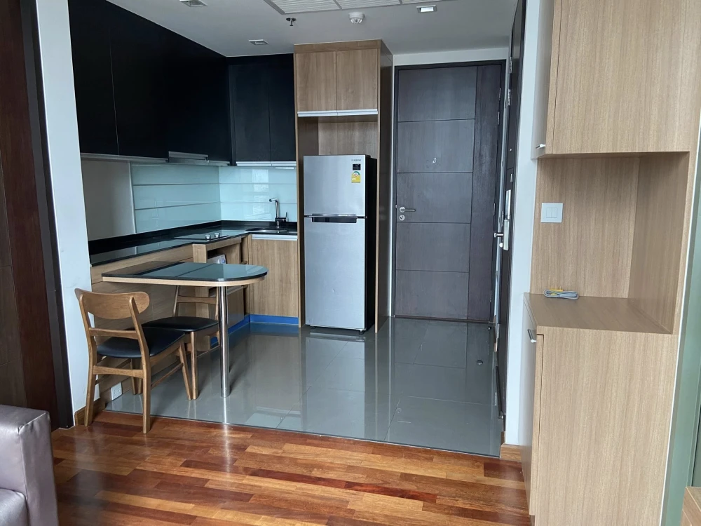 For rent: Wish Signature Midtown Siam, spacious unit with ample living space on the 31st floor offering stunning views. Don't miss out!