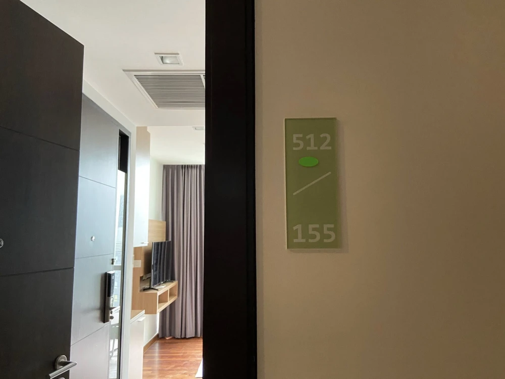 For rent: Wish Signature Midtown Siam, spacious unit with ample living space on the 31st floor offering stunning views. Don't miss out!