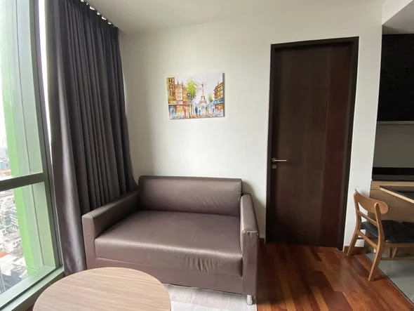 For rent: Wish Signature Midtown Siam, spacious unit with ample living space on the 31st floor offering stunning views. Don't miss out!